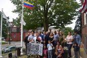 Group in front of the Venezuelan flag